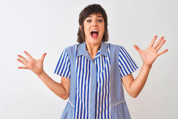 Jovem Mulher Bonita Vestindo Camisa Listrada Azul Sobre Fundo Branco — Fotografia de Stock