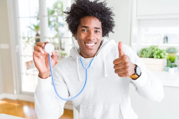 Afroamerický Muž Který Drží Stetoskop Spokojený Velkým Úsměvem Dělá Dobře — Stock fotografie