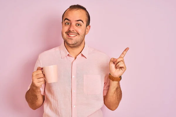 Jonge Man Drinken Kopje Koffie Staande Geïsoleerde Roze Achtergrond Zeer — Stockfoto