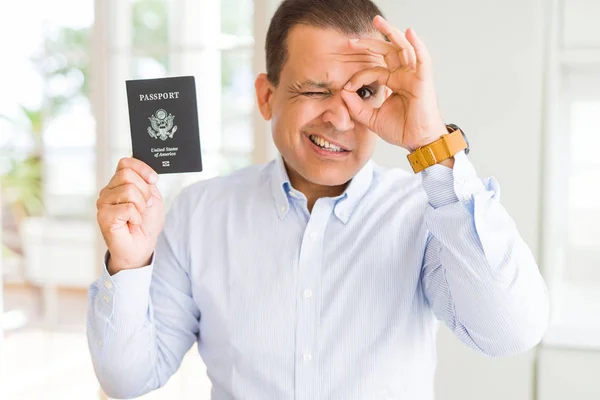 Hombre Mediana Edad Sosteniendo Pasaporte Los Estados Unidos Con Cara — Foto de Stock