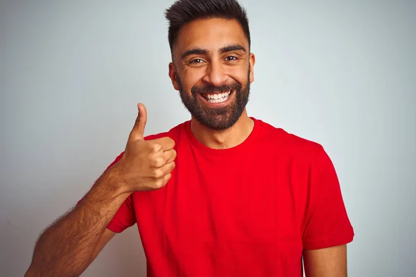 Jonge Indiase Man Dragen Rode Shirt Geïsoleerde Witte Achtergrond Doen — Stockfoto