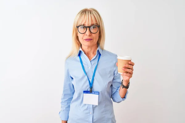 Empresaria Con Gafas Tarjeta Identificación Bebiendo Café Sobre Fondo Blanco —  Fotos de Stock