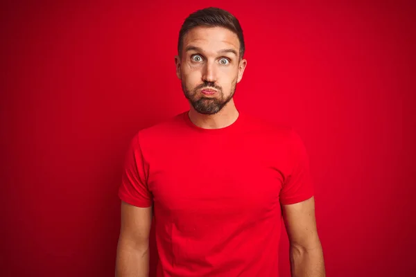 Jonge Knappe Man Dragen Casual Shirt Rode Geïsoleerde Achtergrond Puffing — Stockfoto