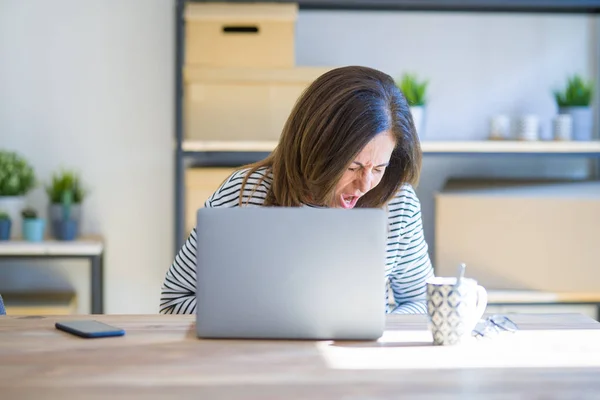 Mujer Mayor Mediana Edad Sentada Mesa Casa Trabajando Con Computadora — Foto de Stock