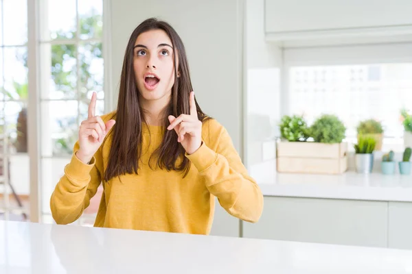 Mooie Jonge Vrouw Draagt Gele Trui Verbaasd Verrast Kijken Wijzend — Stockfoto