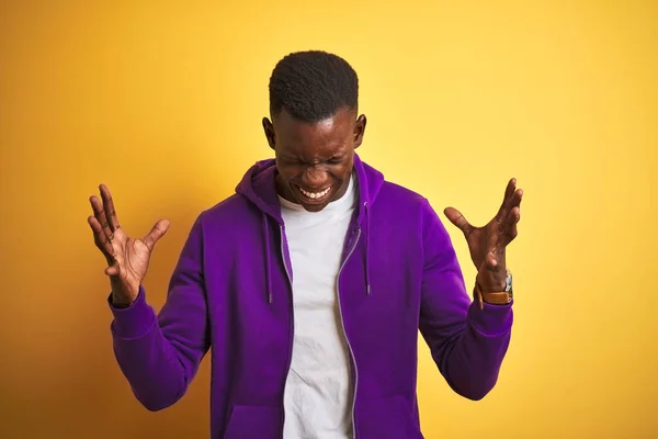 African American Man Het Dragen Van Paarse Sweatshirt Staande Geïsoleerde — Stockfoto