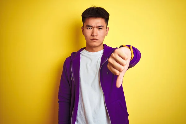 Молода Азіатська Китайська Людина Носіння Фіолетового Толстовка Стоячи Над Ізольованою — стокове фото