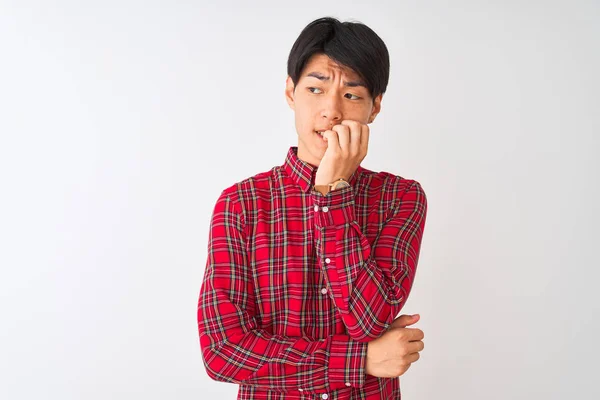 Mladý Číňan Sobě Nosí Červené Tričko Stojící Nad Izolovaným Bílým — Stock fotografie