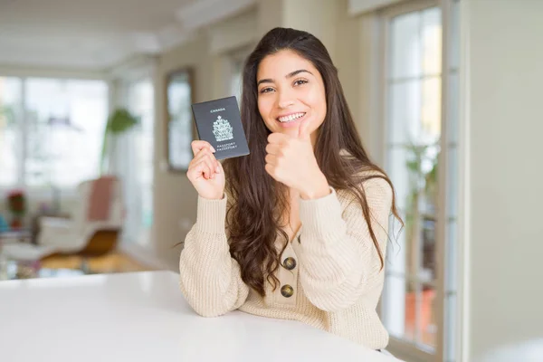 Kanada Pasaportu Tutan Genç Kadın Işareti Yapıyor Büyük Bir Gülümseme — Stok fotoğraf