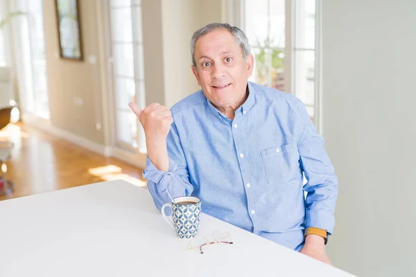 Hombre Mayor Guapo Bebiendo Una Taza Café Casa Sonriendo Con —  Fotos de Stock