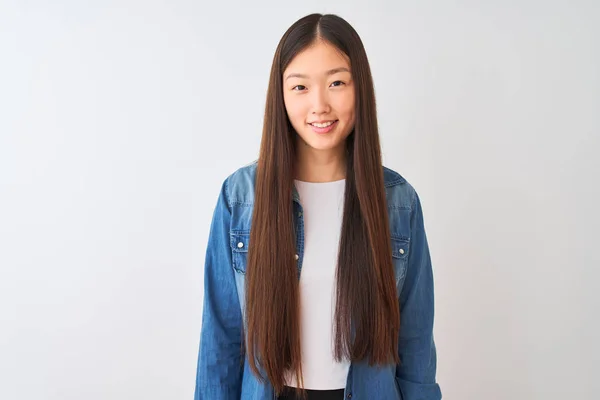Ung Kinesisk Kvinna Klädd Jeans Skjorta Stående Över Isolerad Vit — Stockfoto