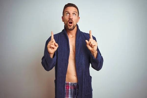 Sexy Homem Sem Camisa Vestindo Pijama Confortável Roupão Sobre Fundo — Fotografia de Stock