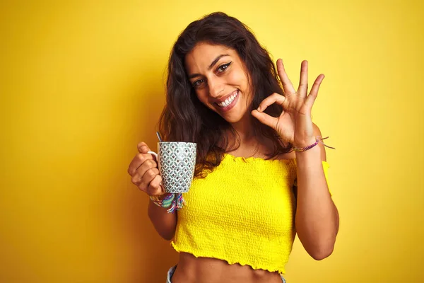 Joven Hermosa Mujer Bebiendo Taza Café Pie Sobre Fondo Amarillo — Foto de Stock