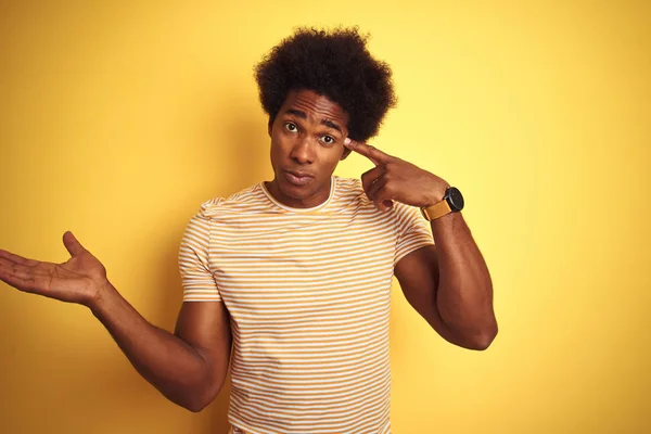 Homem Americano Com Cabelo Afro Vestindo Camiseta Listrada Sobre Fundo — Fotografia de Stock