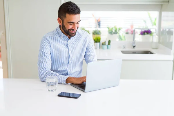 Hombre de negocios concentrado trabajando con computadora portátil — Foto de Stock
