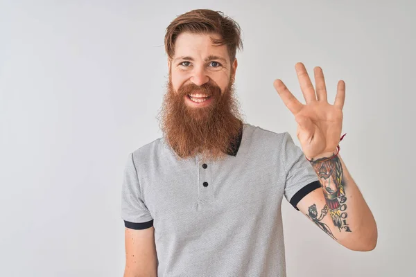 Jonge Redhead Ierse Man Dragen Grijze Polo Staande Geïsoleerde Witte — Stockfoto