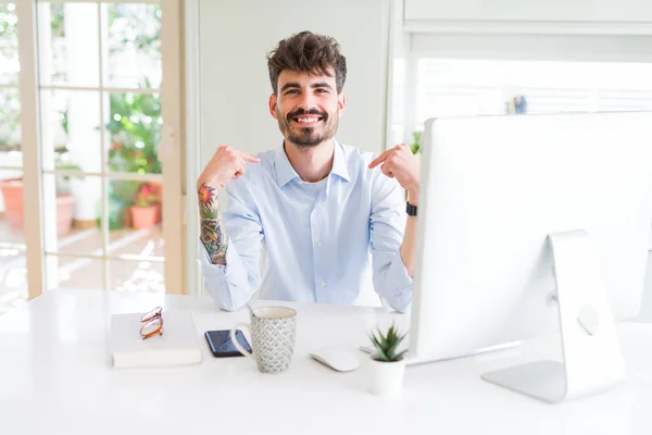 Jovem Homem Negócios Trabalhando Usando Computador Olhando Confiante Com Sorriso — Fotografia de Stock