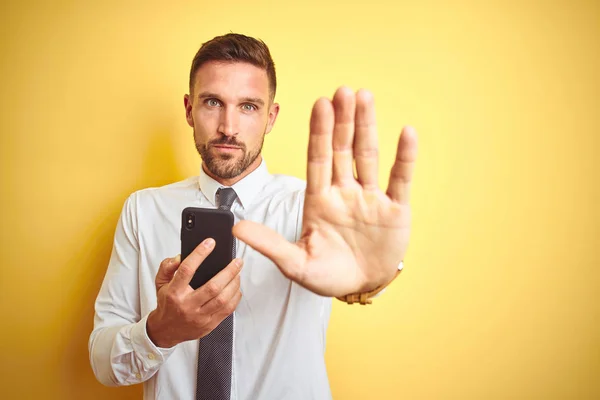 Νέος Όμορφος Επιχείρηση Άνθρωπος Χρησιμοποιώντας Smartphone Πάνω Από Κίτρινο Απομονωμένο — Φωτογραφία Αρχείου