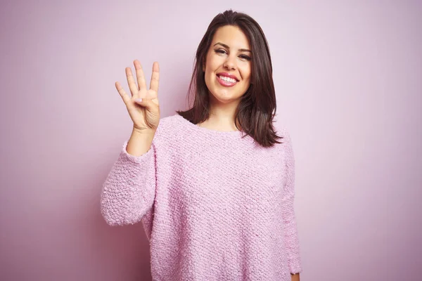 Jonge Mooie Brunette Vrouw Het Dragen Van Een Trui Roze — Stockfoto