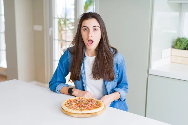 Hermosa Mujer Joven Comiendo Pizza Sabrosa Casera Cocina Asustada Sorprendida —  Fotos de Stock