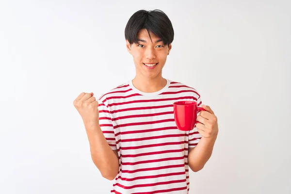 Mladý Číňan Pije Šálek Kávy Stojící Nad Izolovaným Bílým Pozadím — Stock fotografie