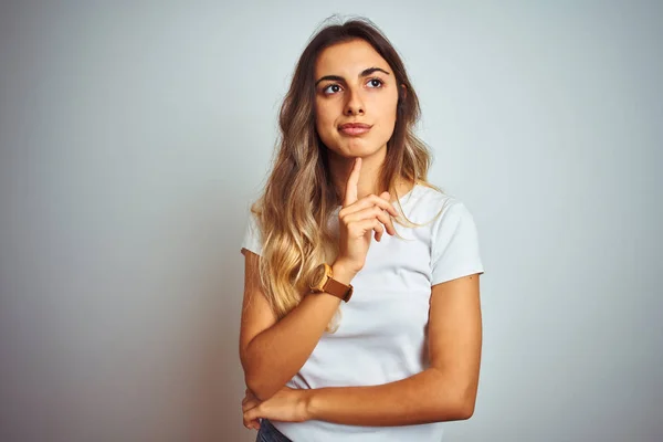 Joven Hermosa Mujer Vistiendo Casual Camiseta Blanca Sobre Fondo Aislado —  Fotos de Stock