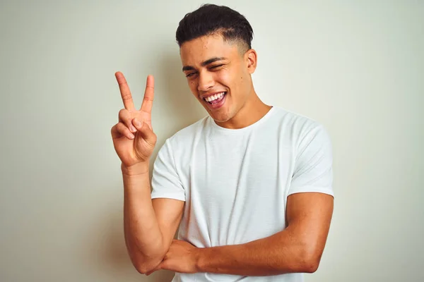 Jovem Brasileiro Vestindo Camiseta Sobre Fundo Branco Isolado Sorrindo Com — Fotografia de Stock