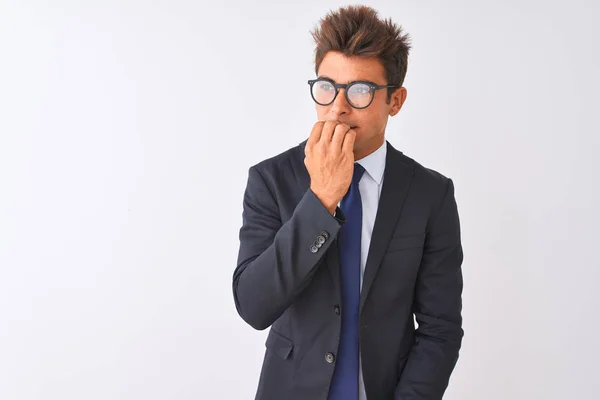 Ung Stilig Affärsman Klädd Kostym Och Glasögon Över Isolerad Vit — Stockfoto