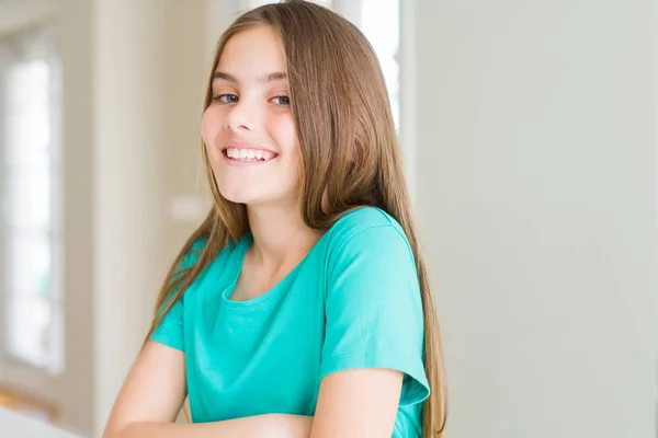 Schöne Junge Mädchen Grünem Shirt Entspannt Mit Ernstem Gesichtsausdruck Einfach — Stockfoto