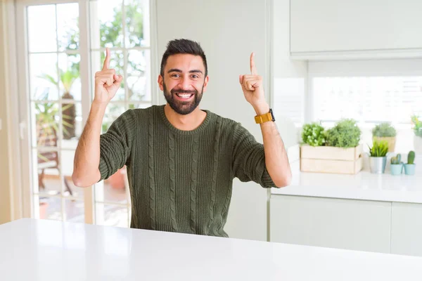Hombre guapo señalando con los brazos y los dedos, sonriendo alegre wi — Foto de Stock