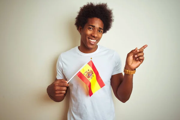 Joven Afroamericano Sosteniendo Bandera España Pie Sobre Fondo Blanco Aislado —  Fotos de Stock