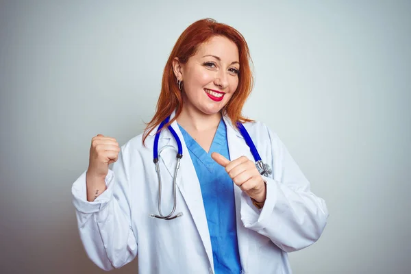 Jonge Roodharige Dokter Vrouw Met Behulp Van Stethoscoop Witte Geïsoleerde — Stockfoto