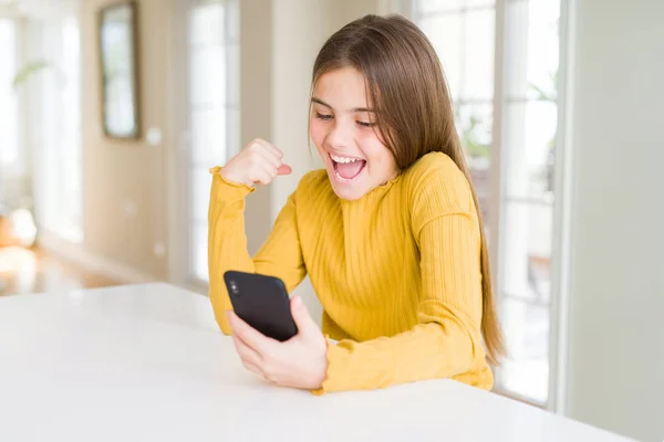 Menina Bonita Criança Enviando Uma Mensagem Usando Smartphone Gritando Orgulhoso — Fotografia de Stock