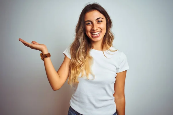 Jovem Mulher Bonita Vestindo Casual Shirt Branca Sobre Fundo Isolado — Fotografia de Stock