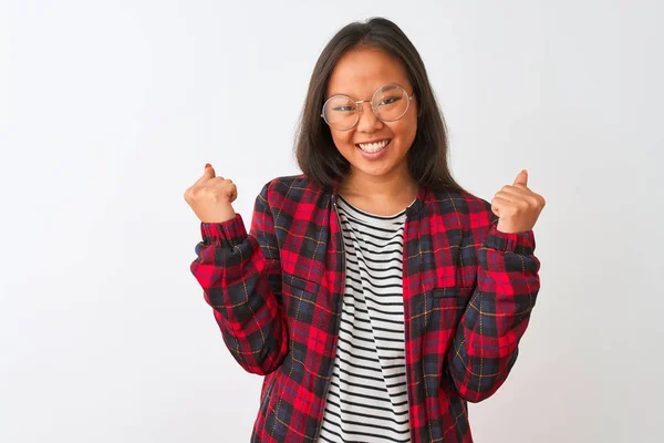 Junge Chinesin Shirt Jacke Und Brille Über Isoliertem Weißem Hintergrund — Stockfoto