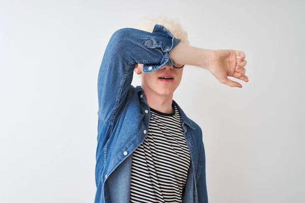Νέος Αλμπίνο Ξανθός Άνθρωπος Φορώντας Τζιν Πουκάμισο Και Γυαλιά Πάνω — Φωτογραφία Αρχείου