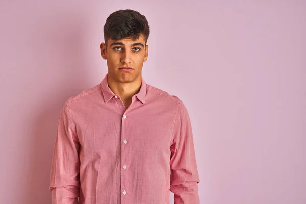 Hombre Indio Joven Con Camisa Elegante Pie Sobre Fondo Rosa — Foto de Stock