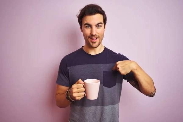 Jonge Knappe Man Met Tattoo Drinken Kopje Koffie Geïsoleerde Roze — Stockfoto