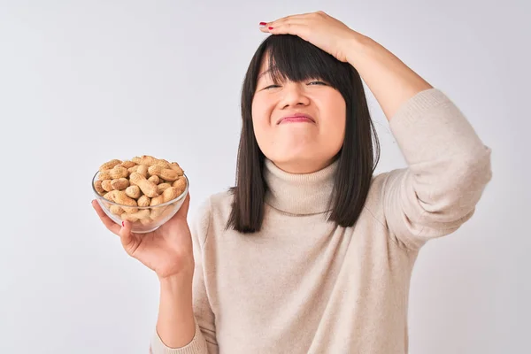 Joven Mujer China Hermosa Sosteniendo Tazón Con Cacahuetes Sobre Fondo — Foto de Stock