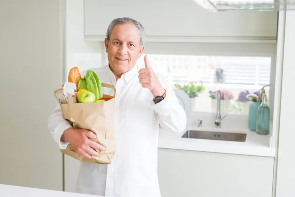 Beau Senior Tenant Sac Papier Épicerie Fraîche Cuisine Heureux Avec — Photo