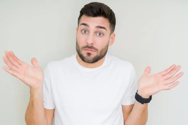 Homem Bonito Jovem Vestindo Casual Shirt Branca Sobre Fundo Isolado — Fotografia de Stock