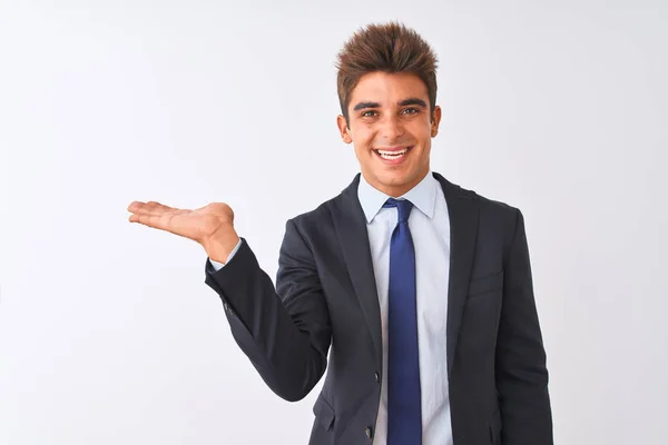 Jovem Empresário Bonito Vestindo Terno Sobre Fundo Branco Isolado Sorrindo — Fotografia de Stock