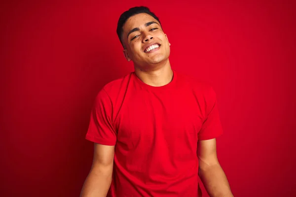 Joven Brasileño Con Camiseta Pie Sobre Fondo Rojo Aislado Sonriendo — Foto de Stock