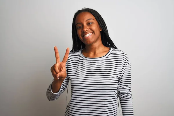 Junge Afrikanisch Amerikanische Frau Gestreiftem Shirt Vor Isoliertem Weißem Hintergrund — Stockfoto