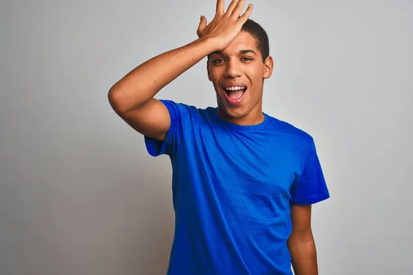 Joven Hombre Árabe Guapo Usando Camiseta Azul Pie Sobre Fondo —  Fotos de Stock