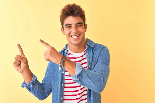 Genç Yakışıklı Adam Izole Sarı Arka Plan Üzerinde Çizgili Shirt — Stok fotoğraf