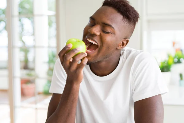 Νεαρός Αφρικανική Αμερικανική Άνθρωπος Που Τρώει Ένα Υγιή Πράσινο Μήλο — Φωτογραφία Αρχείου