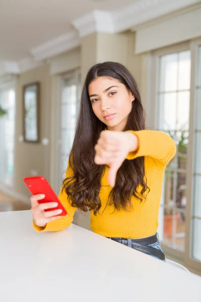 Jovem Usando Smartphone Vermelho Enviando Uma Mensagem Com Rosto Irritado — Fotografia de Stock