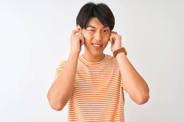 Joven Hombre Chino Que Usa Una Camiseta Rayas Casuales Pie —  Fotos de Stock