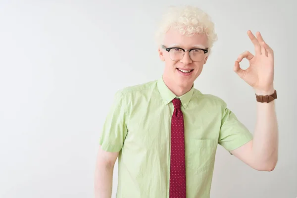 Jovem Albino Empresário Vestindo Camisa Gravata Sobre Fundo Branco Isolado — Fotografia de Stock